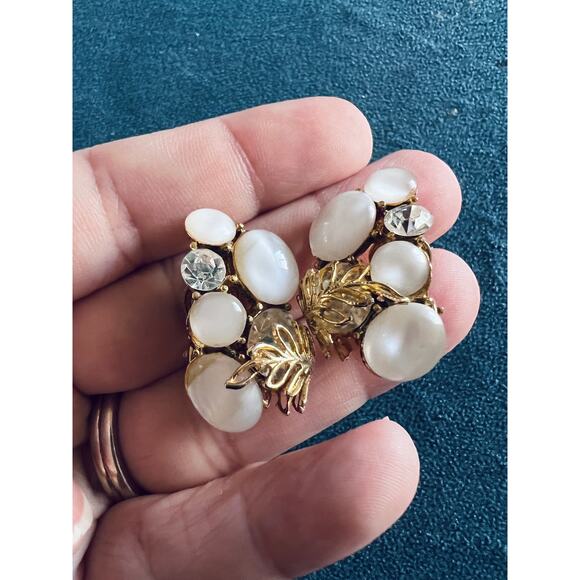 Vintage Pakula Clip-On Earrings Soft Moonglow Cabochons Rhinestones Leaf Gold - Picture 5 of 9